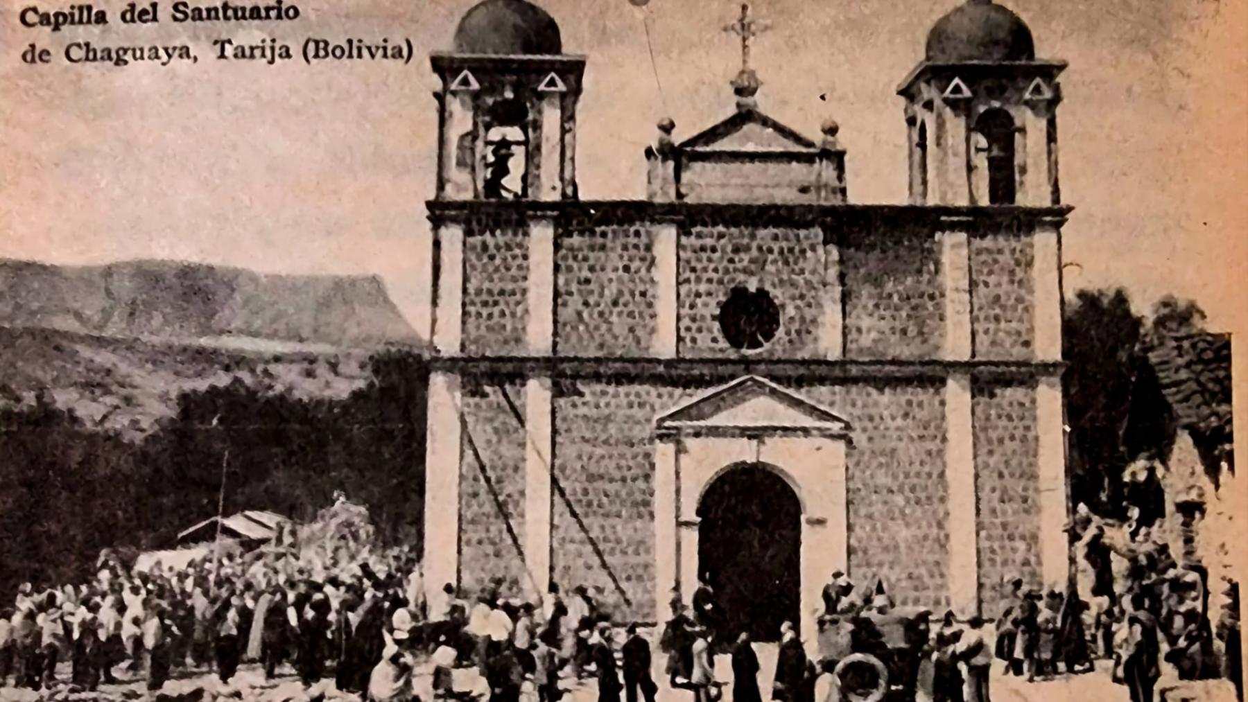 1925: Fachada del antiguo Templo, peregrinos acompañan la procesión.© René Aguilera Fierro